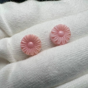 2pc natural queen conch shell Daisy pattern 10mm cabochon