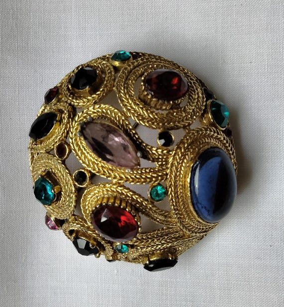 STUNNING SPHINX BROOCH, with an Array of Beautifu… - image 4
