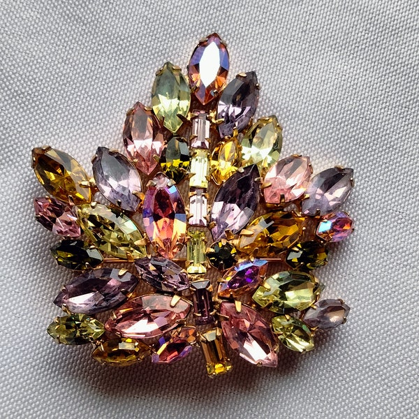 EXTRAORDINARY WEISS BROOCH, Adorned with rhinestones with many cuts and colors, Baguettes, Marquis, Like new Condition, Rare Weiss Brooch