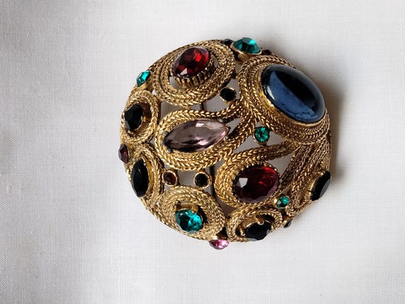 STUNNING SPHINX BROOCH, with an Array of Beautifu… - image 3