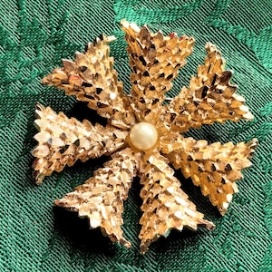 SPECTACULAR BSK BROOCH, Beautiful Gold Casting with Faux Pearl, Excellent Condition, Highly Collectible, Vintage Jewelry, Special Gifts
