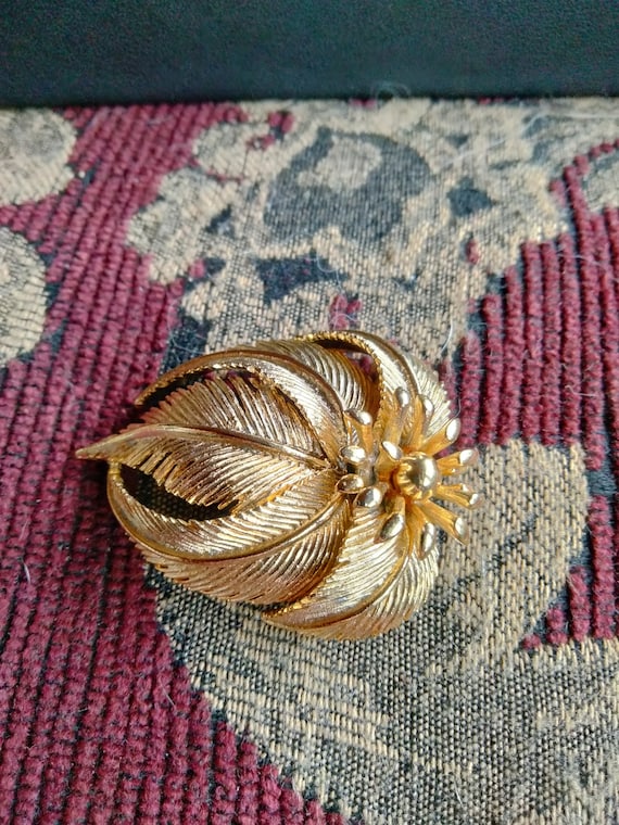 Golden Signed Lisner Brooch, BEAUTIFUL, Like new