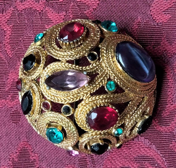 STUNNING SPHINX BROOCH, with an Array of Beautifu… - image 1