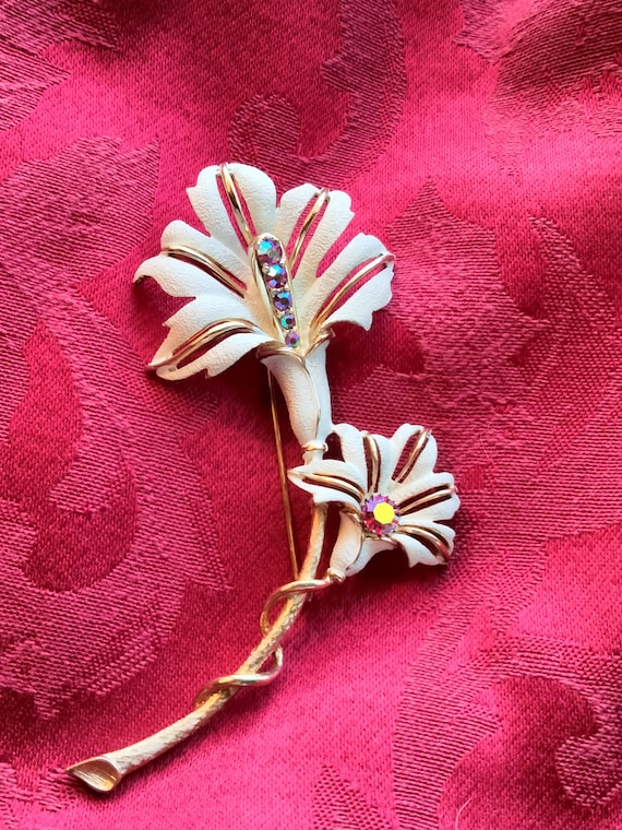 Exquisite KRAMER Brooch, Large enameled flower wit