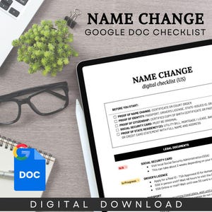 Puede incluir: Un producto de descarga digital con una lista de verificación de "Cambio de nombre" en formato Google Doc. La imagen muestra una tableta que muestra la lista de verificación, junto con un bolígrafo, gafas y una pequeña planta. El documento enumera los documentos legales requeridos.