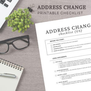 Puede incluir: Una lista de verificación imprimible de cambio de dirección con el texto "Address Change Checklist (US)". La lista incluye secciones para la nueva dirección, la fecha de mudanza y los documentos legales. También se ven unas gafas negras, una planta pequeña y un bloc de notas.