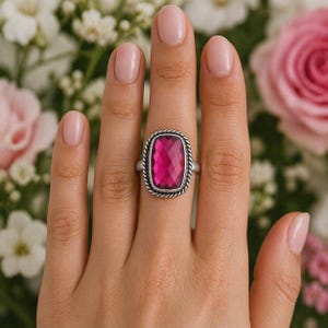 Anillo Ruby Lite Turmaline – Gema rosa talla cojín, engaste de plata alemana