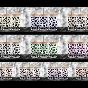 Pode incluir: Conjunto de 18 copos de vidro transparente com tampas e canudos. Cada copo apresenta um design de estampa de leopardo de cor diferente. As cores incluem amarelo, azul, verde, rosa, roxo, laranja e vermelho.