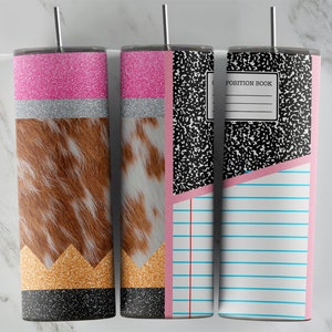 Puede incluir: Tres vasos de acero inoxidable con diferentes diseños. El primer vaso tiene un patrón de piel de vaca rosa, plateado y marrón. El segundo vaso tiene un patrón de papel de cuaderno rosa, plateado y blanco y negro. El tercer vaso tiene un patrón de papel de cuaderno rosa, negro y blanco con el texto "POSITION BOOK".