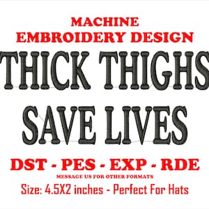 Puede incluir: Diseño de bordado a máquina para un sombrero, con el texto "THICK THIGHS SAVE LIVES" en letras negras sobre fondo blanco. El diseño está disponible en los formatos DST, PES, EXP y RDE. El diseño mide 4,5 pulgadas de ancho y 2 pulgadas de alto.