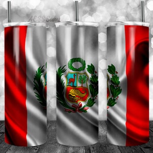 Może przedstawiać: Zestaw trzech kubków ze stali nierdzewnej z motywem flagi Peru. Projekt zawiera czerwone i białe kolory flagi, a także peruwiański herb. Kubki mają srebrną pokrywę i słomkę.