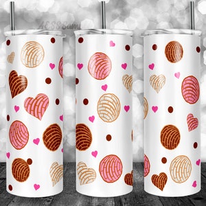 Puede incluir: Tres vasos de acero inoxidable blancos con un patrón de pasteles en forma de corazón rosa y marrón y corazones rosas sobre un fondo blanco.