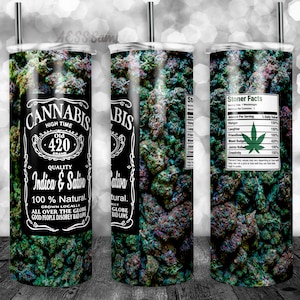 Könnte beinhalten: Ein Edelstahlbecher mit einem schwarzen und grünen Design, das ein Cannabisblatt und den Text "Cannabis High Time Old 420 Brand Quality Indica & Sativa 100% Natural. Grown Locally All Over The Globe Good People Disobey Bad Laws" zeigt.