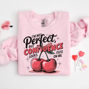 Camiseta linda con confianza, camiseta estética de cereza, camiseta con gráfico de amor propio, camiseta con cita de moda, diseño femenino de sublimación PNG