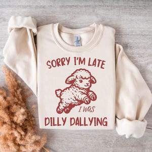 Przepraszam za spóźnienie, byłem Dilly Dallying T-shirt PNG Design, Słodki dziewczęcy projekt bluzy z owcą, Śmieszne wzory koszulek sublimacyjnych, bluza z kapturem DTF