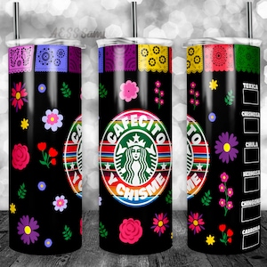 以下が含まれることがあります： スターバックスのロゴとスペイン語で「Cafecito y Chisme」と書かれた黒と緑のタンブラー。タンブラーはカラフルな花とメキシコ風の模様で飾られています。