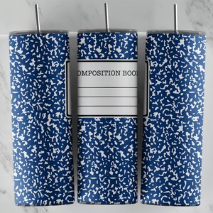 Puede incluir: Tres vasos azules y blancos estilo cuaderno de composición con tapas y pajitas. El vaso del medio tiene el texto "COMPOSITION BOOK" impreso.