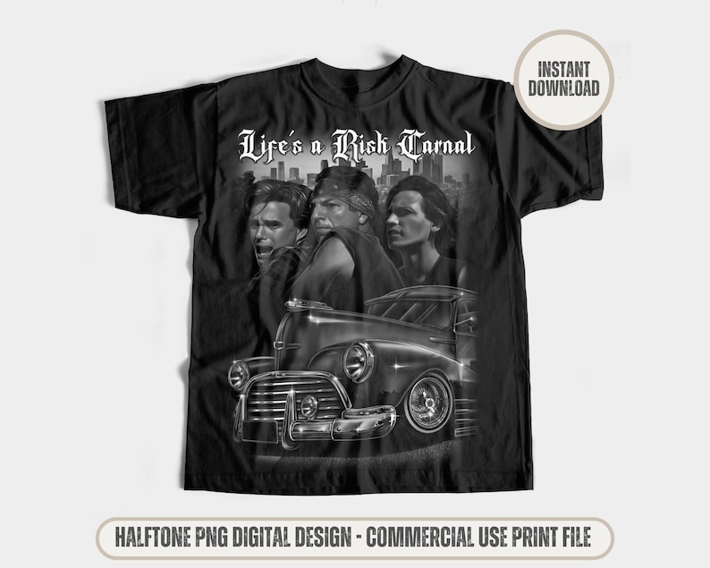 K&ouml;nnte beinhalten: Schwarzwei&szlig;es Grafik-T-Shirt-Design mit drei M&auml;nnern, die vor einem Oldtimer stehen. Der Text "Life's a Risk Carnal" ist auf dem Shirt gedruckt.