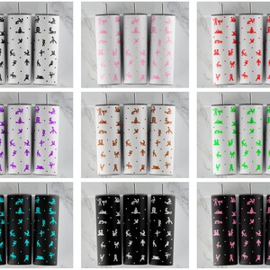 Könnte beinhalten: Satz von neun Edelstahl-Bechern mit verschiedenen farbigen Designs. Jeder Becher zeigt ein sich wiederholendes Muster von Strichmännchen in Yoga-Posen. Die Farben umfassen Schwarz, Weiß, Rosa, Rot, Braun, Grün, Lila, Türkis und Schwarz.