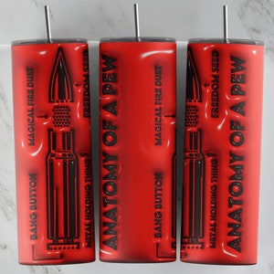 Könnte beinhalten: Drei rote Edelstahlbecher mit schwarzem Text und Grafiken. Der Text lautet "Bang Button", "Magical Fire Dust", "Metal Holding Thing", "Freedom Seed" und "Anatomy of a Pew".