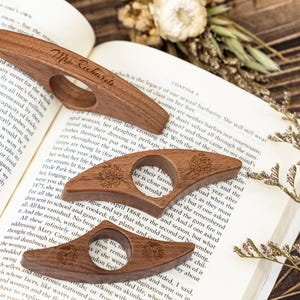 Sujetapáginas de madera personalizado con forma de pulgar, marcapáginas hecho a mano con flor del mes de nacimiento y nombre - Regalo ideal para lectoras, regalo de cumpleaños para ella