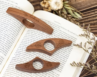 Personalisierte Holz Daumen Buch Seitenhalter, handgemachte Geburt Monat Blume mit Namen Lesezeichen-Ideal Leser Geschenk, Geburtstagsgeschenk für Sie