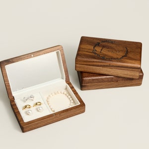 Personalized Wooden Jewelry Box with Birth Flower,Portable Travel Case Jewelry Ring Box, Bracelets Gift box, Gift for Mum, Gift for her