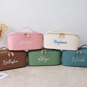 Personalisierte Vegan Leder Make-up Tasche für Urlaub Gifting, gestickte Namen Tasche für Brautjungfern Geschenk, Geburtstagsgeschenk für Sie, Reise Make-up Tasche
