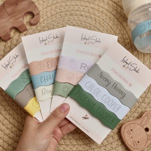 Etiquettes personnalisées en silicone pour biberons pour bébé, cadeau d'anniversaire idéal pour enfants, étiquettes gravées pour biberons, tasses pour biberons pour elle, étiquette personnalisée pour biberons pour lui