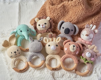 Gehäkelte Spielzeugrassel für Babys, personalisiertes Babyparty-Geschenk, Rasselring aus Holz für Neugeborene, Geschenk für Neugeborene, Geschenk für Neffe und Nichte