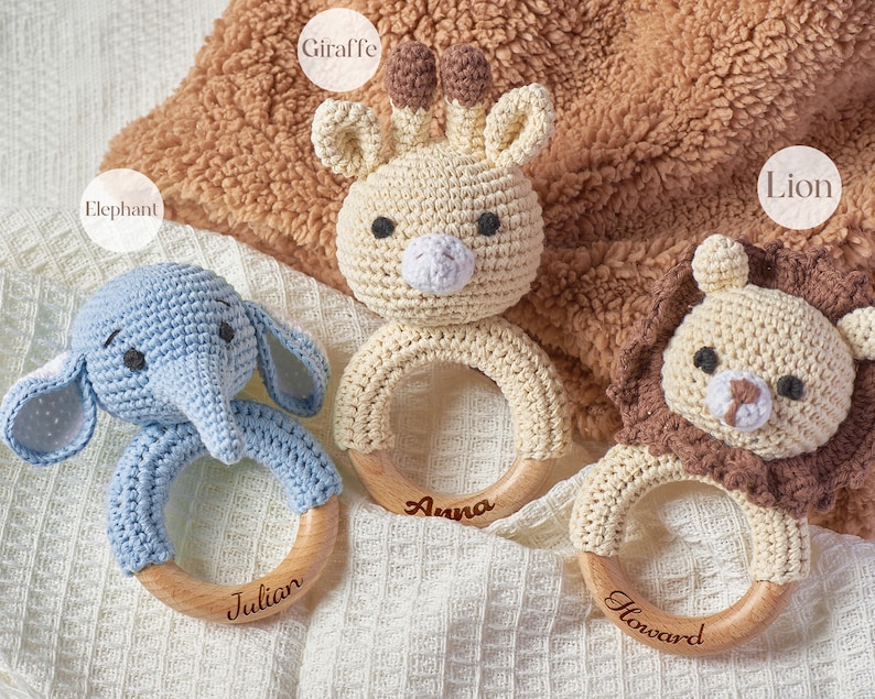 Gehäkelte Spielzeugrassel für Babys, personalisiertes Babyparty-Geschenk, Rasselring aus Holz für Neugeborene, Geschenk für Neugeborene, Geschenk für Neffe und Nichte Bild 3