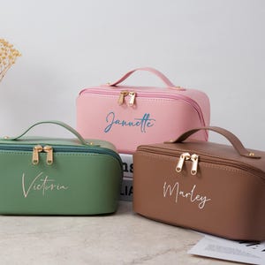 Trousse de maquillage brodée avec nom, cadeau de mariage pour demoiselles d'honneur, organiseur de rangement de voyage cosmétiques personnalisé, trousse de maquillage de voyage personnalisée pour elle