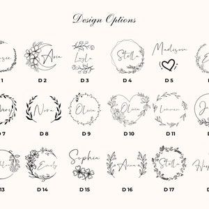 Pu&ograve; includere: Un grafico con 18 diverse opzioni di design per articoli personalizzati. Ogni design presenta un nome, una ghirlanda di fiori o una forma di cuore diversa. I design sono etichettati con i numeri D1 a D18.