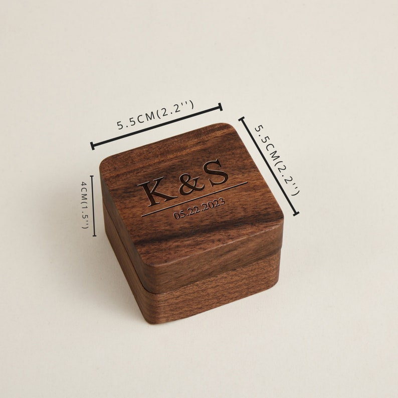 Caja de anillo de madera con grabado personalizado, caja de anillo de compromiso de propuesta con nombre, portador de anillo de boda, regalo de aniversario, caja de anillo grabada imagen 4