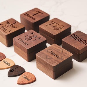 Gepersonaliseerde plectrums, aangepaste houten plectrum koffer met gravure, houten plectrum organizer muziekcadeau voor gitarist muzikant