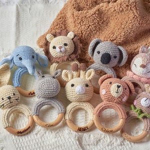 Gehaakte speelgoedrammelaar voor baby's, gepersonaliseerd kraamcadeau, houten rammelaarring voor pasgeboren cadeau, pasgeboren cadeau, cadeau voor neefje nichtje afbeelding 1