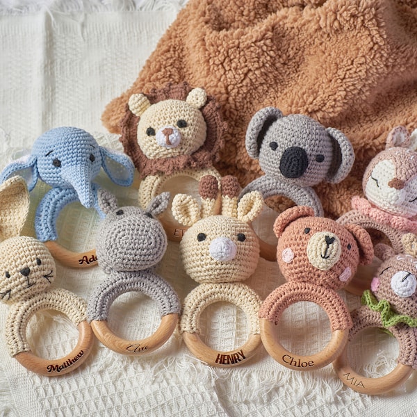 Gehaakte speelgoedrammelaar voor baby's, gepersonaliseerd kraamcadeau, houten rammelaarring voor pasgeboren cadeau, pasgeboren cadeau, cadeau voor neefje nichtje