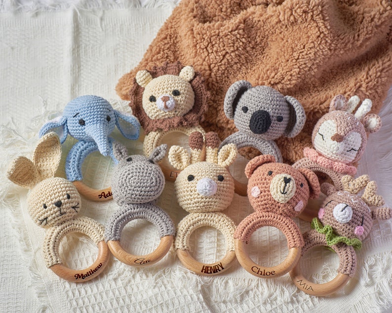 Gehäkelte Spielzeugrassel für Babys, personalisiertes Babyparty-Geschenk, Rasselring aus Holz für Neugeborene, Geschenk für Neugeborene, Geschenk für Neffe und Nichte Bild 1