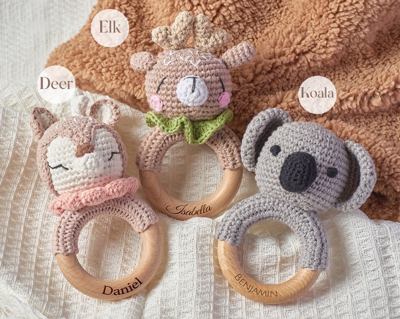 Hochet jouet au crochet pour bébés, cadeau de baby shower personnalisé, hochet en bois pour nouveau-né, cadeau de naissance, neveu nièce image 2