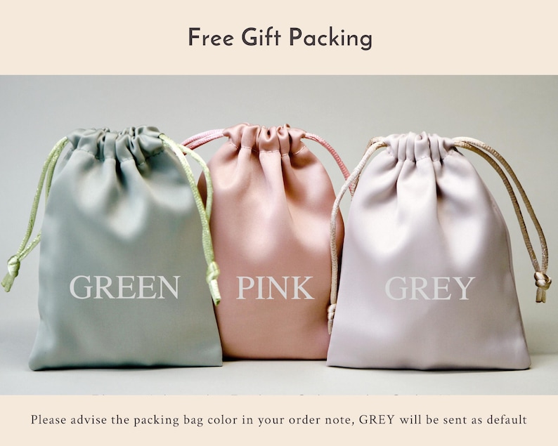 K&ouml;nnte beinhalten: Drei Kordelbeutel in Gr&uuml;n, Rosa und Grau. Die Beutel sind aus einem weichen, seidenartigen Material gefertigt und eignen sich perfekt zum Verpacken von Geschenken. Der Text "Free Gift Packing" befindet sich oben im Bild. Der Text "Bitte geben Sie die Farbe des Verpackungsbeutels in Ihrer Bestellnotiz an, GRAU wird standardm&auml;&szlig;ig versandt" befindet sich unten im Bild.