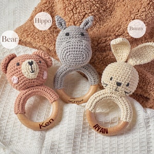 Gehäkelte Spielzeugrassel für Babys, personalisiertes Babyparty-Geschenk, Rasselring aus Holz für Neugeborene, Geschenk für Neugeborene, Geschenk für Neffe und Nichte Bild 5