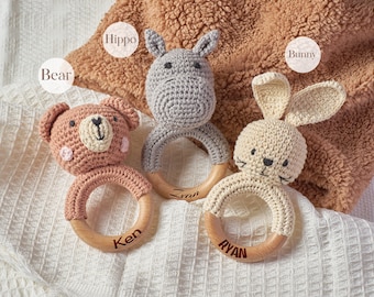 Dierenrammelaar met babynaam, aangepaste babyshowercadeau, naamgraveerrammelaar, rammelaarring voor pasgeboren cadeau, pasgeboren cadeau, cadeau voor neefje