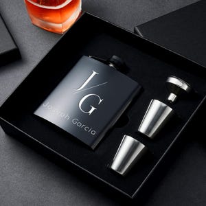 Gepersonaliseerde bruidskolf cadeau, aangepaste gegraveerde metalen heupfles voor getuige, bode, gunst bruiloft, gegraveerde naam cadeau voor hem