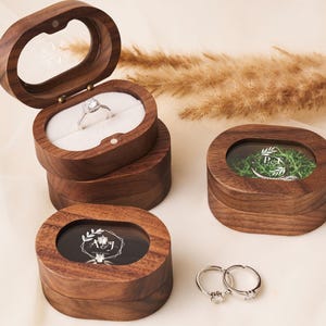 Angepasste Holzringbox mit Namen eingraviert, ausgefallenes Hochzeitsgeschenk für sie, personalisierte Holzschmuckschatulle für Geburtstagsgeschenke, Designholzkiste