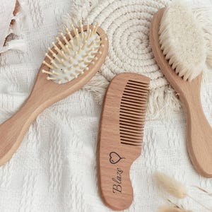 Può includere: Un set di tre strumenti in legno per la cura dei capelli dei bambini: un pettine con il nome "Blaze" inciso, una spazzola con setole morbide e una spazzola districante.