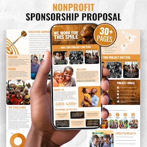 Może przedstawiać: Cyfrowa propozycja sponsoringu non-profit wyświetlona na ekranie smartfona, zawierająca odznakę 30+ stron, nagłówki tekstowe oraz liczne zdjęcia dzieci i członków społeczności w ciepłej kolorystyce pomarańczy i bieli.