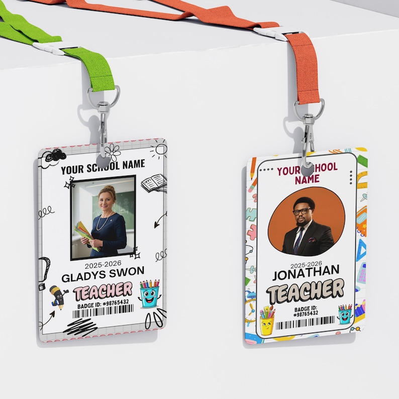 Pode incluir: Dois crach&aacute;s de identifica&ccedil;&atilde;o de professores com cord&otilde;es. Um crach&aacute; apresenta uma foto de uma mulher, o nome "GLADYS SWON" e o t&iacute;tulo "TEACHER". O outro crach&aacute; tem uma foto de um homem, o nome "JONATHAN" e o t&iacute;tulo "TEACHER". Ambos os crach&aacute;s t&ecirc;m o ano letivo "2025-2026".