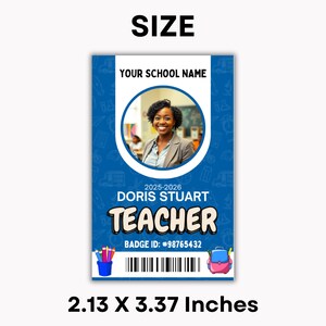 Pode incluir: Um crach&aacute; de identifica&ccedil;&atilde;o de professor azul com uma foto de uma mulher sorridente, o texto "YOUR SCHOOL NAME", "DORIS STUART" e "TEACHER". O crach&aacute; inclui um c&oacute;digo de barras e um gr&aacute;fico de mochila rosa. O crach&aacute; mede 5,41 x 8,56 cm.
