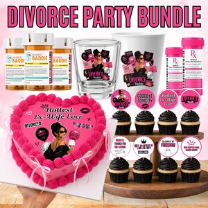 Può includere: Un set per festa di divorzio che include una torta a forma di cuore con glassa rosa, un bicchiere di vetro, un bicchiere di plastica, tre flaconi di medicinali arancioni, due rosa e otto cupcake con decorazioni sulla parte superiore.
