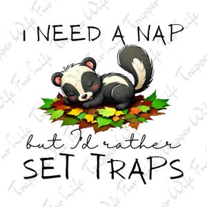Peut inclure: Illustration d'un putois endormi sur des feuilles d'automne. Le texte dit "I NEED A NAP but I'd rather SET TRAPS". Le putois est noir et blanc, les feuilles sont colorées. Le texte est en noir.